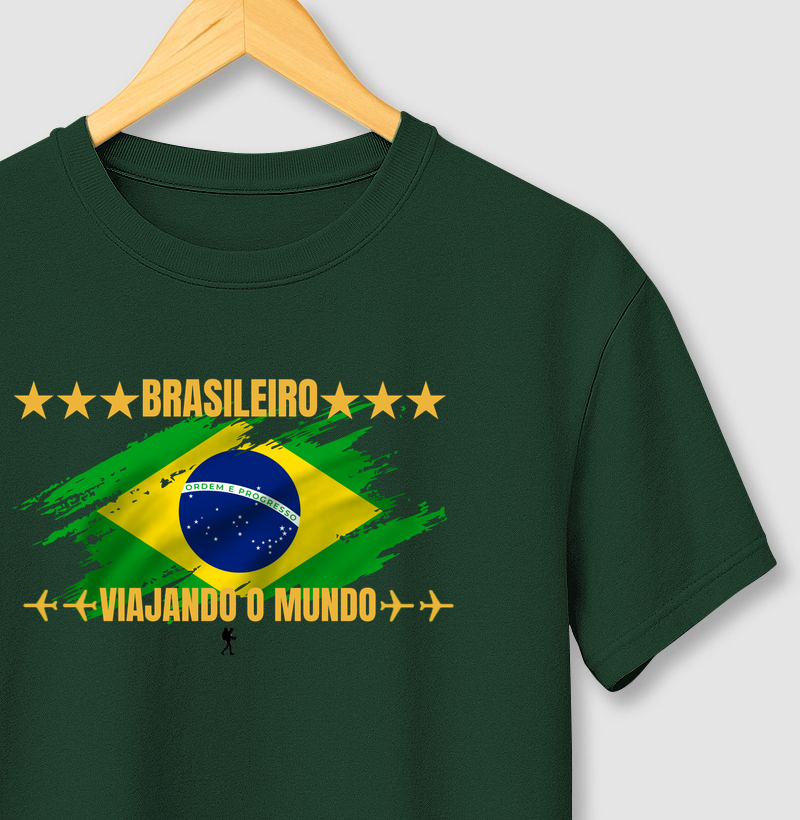 Camiseta Brasileiro Viajando o Mundo | Bandeira do Brasil Viagem | Colecao Viciados em Viagem | Excursionista