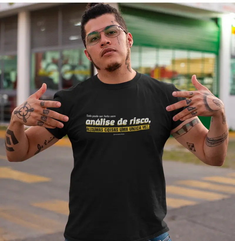 T-Shirt Preta Masculina - Análise de Risco