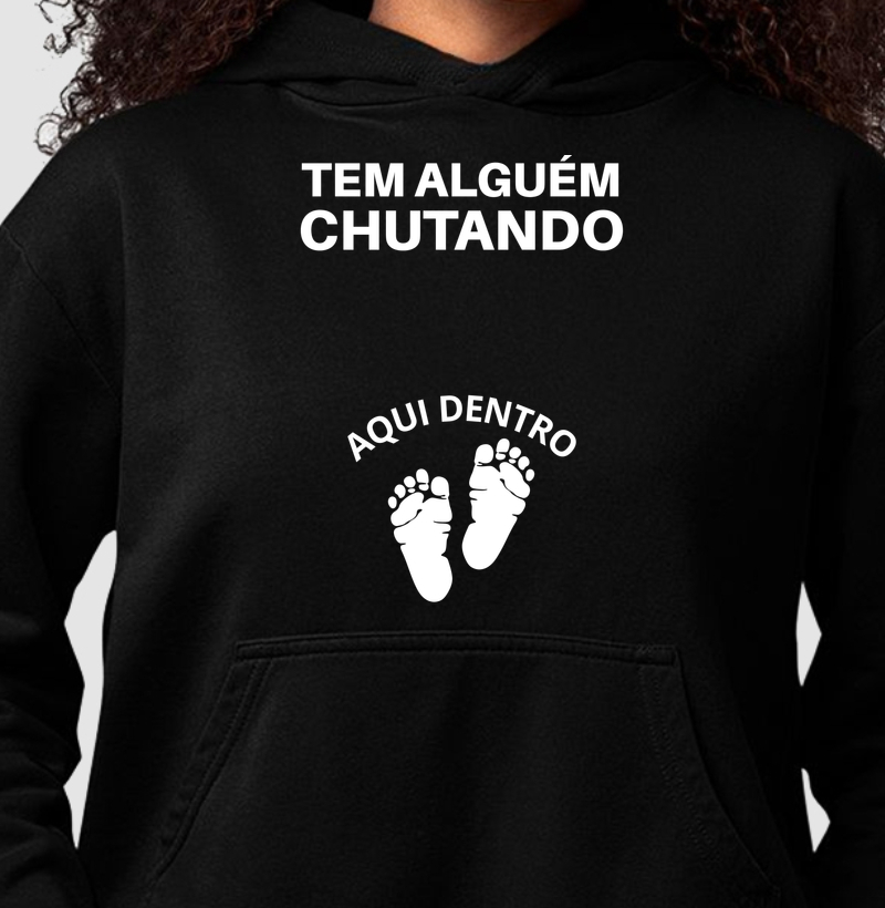 TEM ALGUÉM CHUTANDO