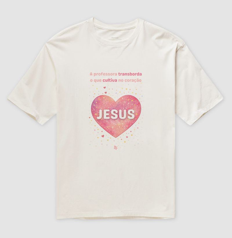 A professora transborda o que cultiva no coração - Camiseta Oversized