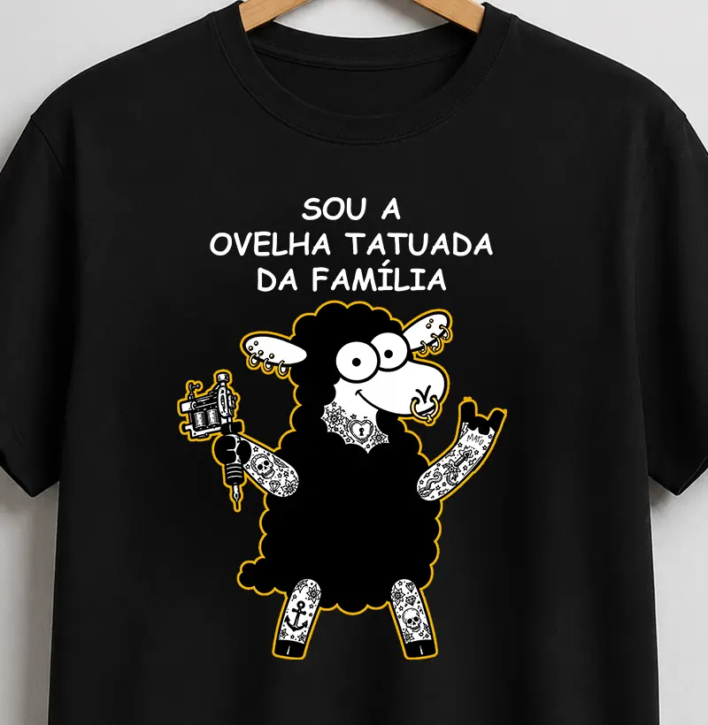 Sou a ovelha tatuada da família - Camiseta