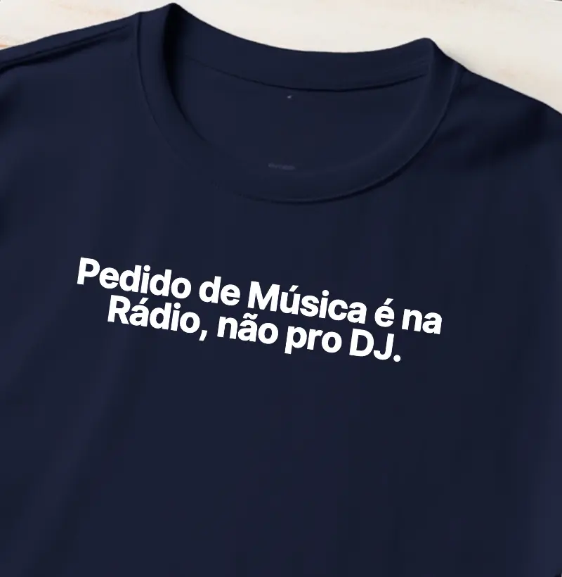 Pedido de música é na rádio, não pro DJ.