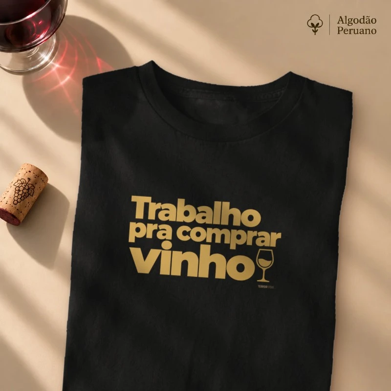 Camiseta Algodão Peruano Trabalho pra Comprar Vinho – Frase Divertida de Vinho - Camiseta Algodão Peruano