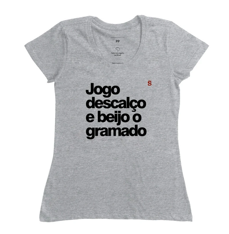 Jogo descalço e beijo o gramado