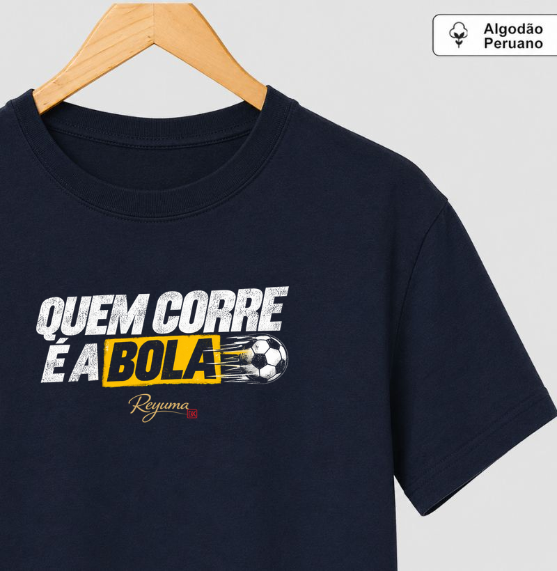 "Quem corre é a Bola" - Futebol - Camiseta Algodão Peruano Masculina, Feminina e Babylook
