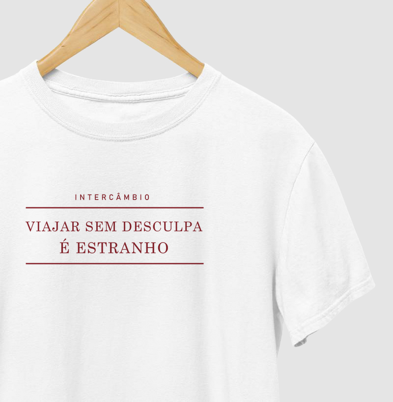 Camiseta Viajar sem Desculpa é Estranho