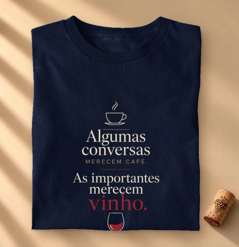 Camiseta Algumas Conversas Merecem Café. As Importantes Merecem Vinho. - Camiseta