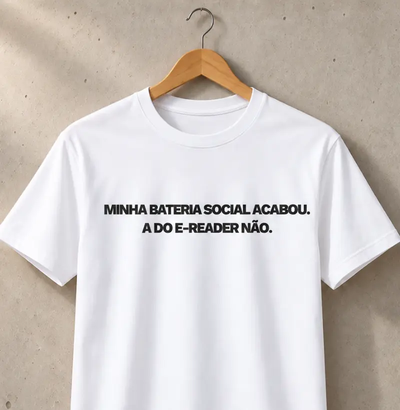 Minha baeria social acabou. A do e-reader não - Camiseta